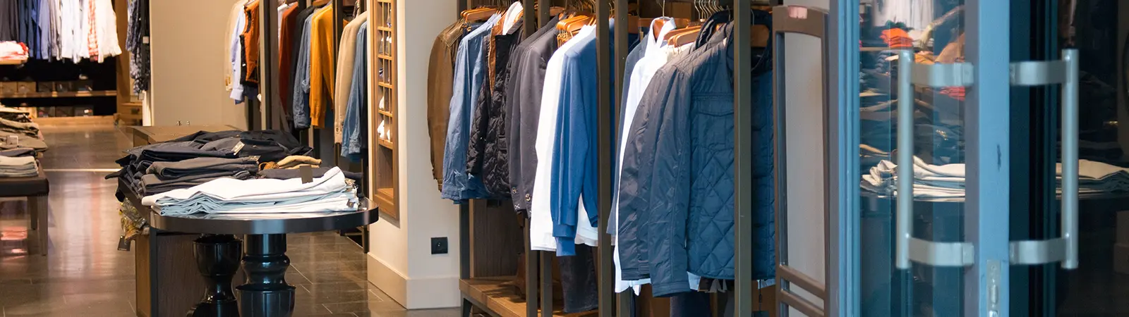 Entréstädning för butiker och företag. Ge ett gott första intryck med hjälp av Arisa Städ AB.